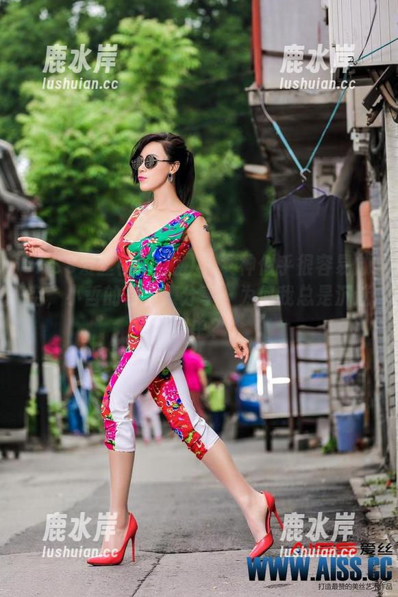 AISS爱丝(黄金版) - 女神似乎很容易放空，小哲的写真集分享，为何我总是沉迷其中？