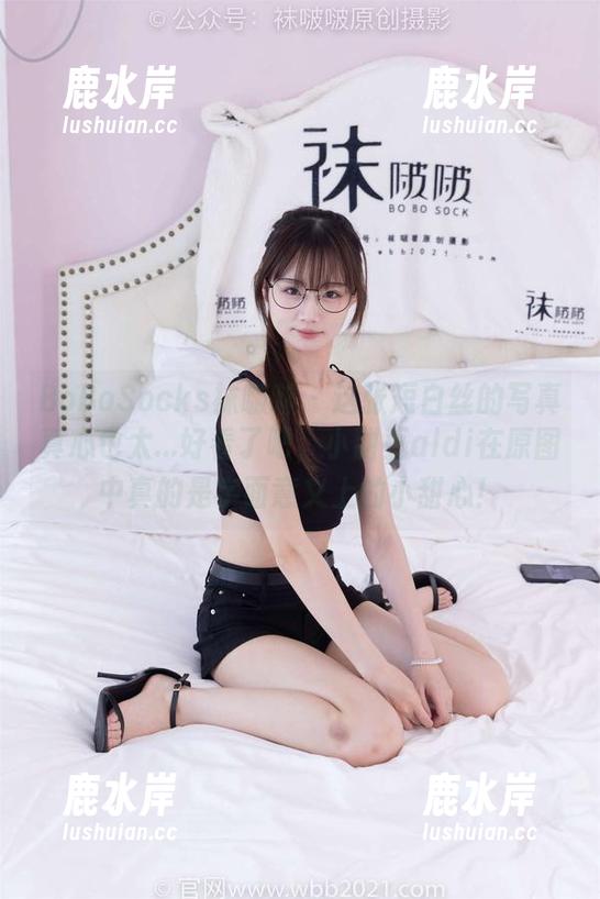 BoBoSocks袜啵啵 - 这张短白丝的写真真心也太...好看了吧，小甜豆aldi在原图中真的是字面意义上的小甜心！
