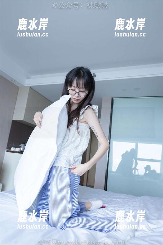 BoBoSocks袜啵啵 - 甜甜圈写真：高跟凉鞋，你的位置有点毁了