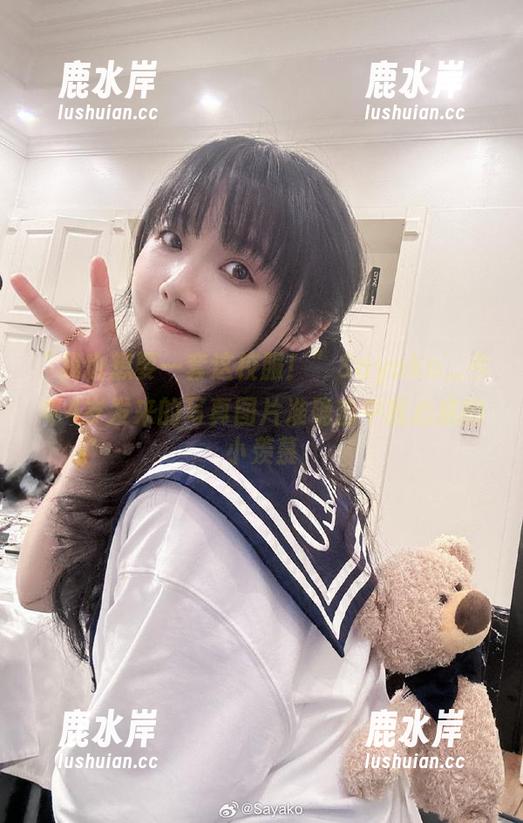 “我也想要一套这校服！”Sayako＿今年4岁发来的写真图片准确击中我心底的小羡慕