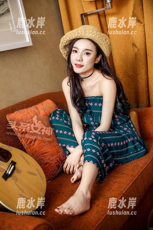 TouTiao头条女神 - 白色而已，苏子淇的写真套图让我多看一眼。