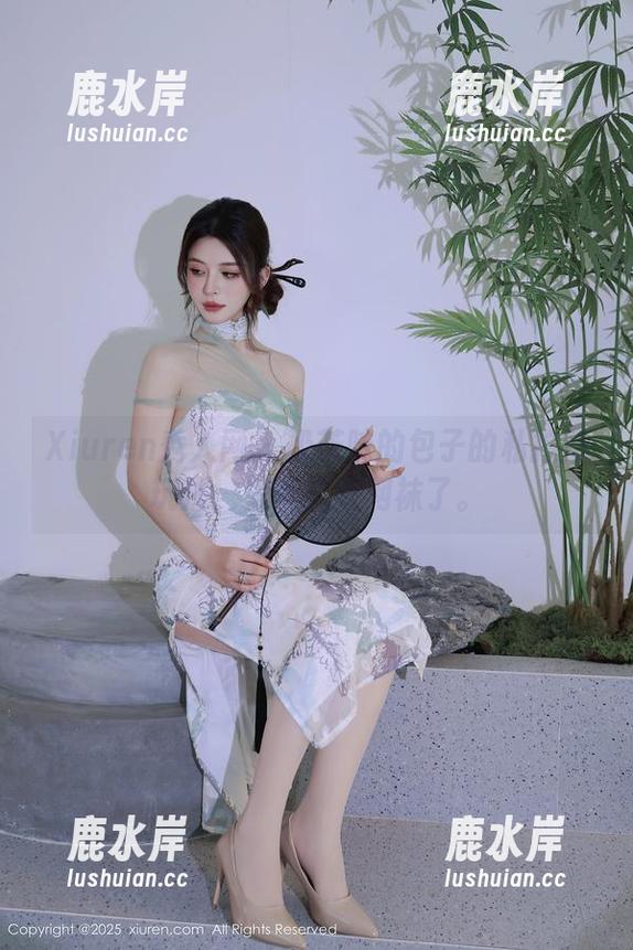 Xiuren秀人网 - 奶茶味的包子的私拍新玩法：爱上这双网袜了。