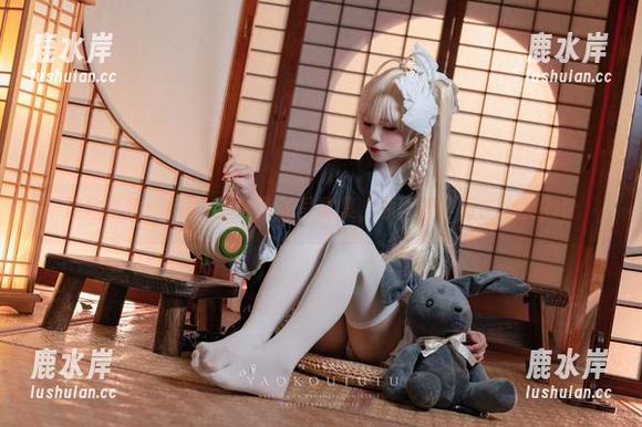 连体衣秀：Yiko湿润兔的写真集，原图像是直击心灵的针