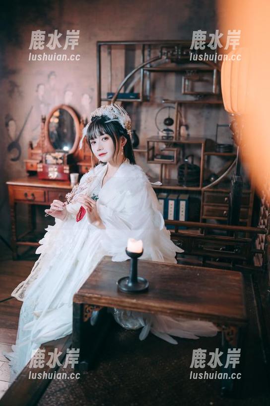 就拿兔子Zzz不吃胡萝卜的最新美图来说，根本就该给这皮衣一个掌声。