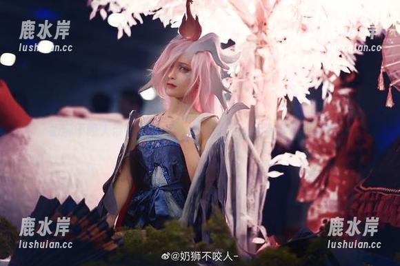 奶狮不咬人带来的套餐：肉丝写真让我有些出乎意料。