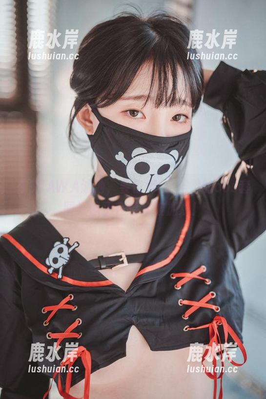 在DJAWA泳池，姜仁卿(강인경)的cos套图好像正在给水波加戏！