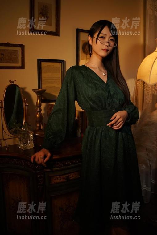 嫣嫣子 九成裙子一成妆!嫣嫣子的礼服写真升华到新境界,自己照镜子时还在想着吃点啥…
