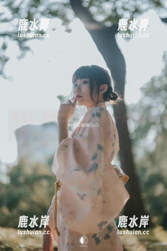教室2：安曜曜的写真，透着一股不走心的认真