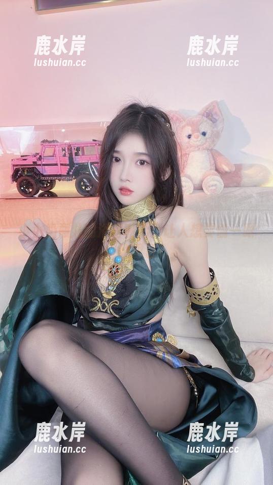 小小奶瓶儿的浴室私拍：让人想要偷一眼的图包