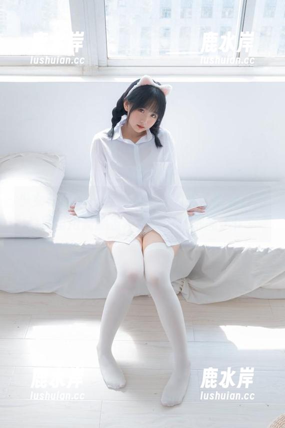 少女秩序 - 一种难以形容的美，鹿可在图库里用美腿发声，连空气都亮了！