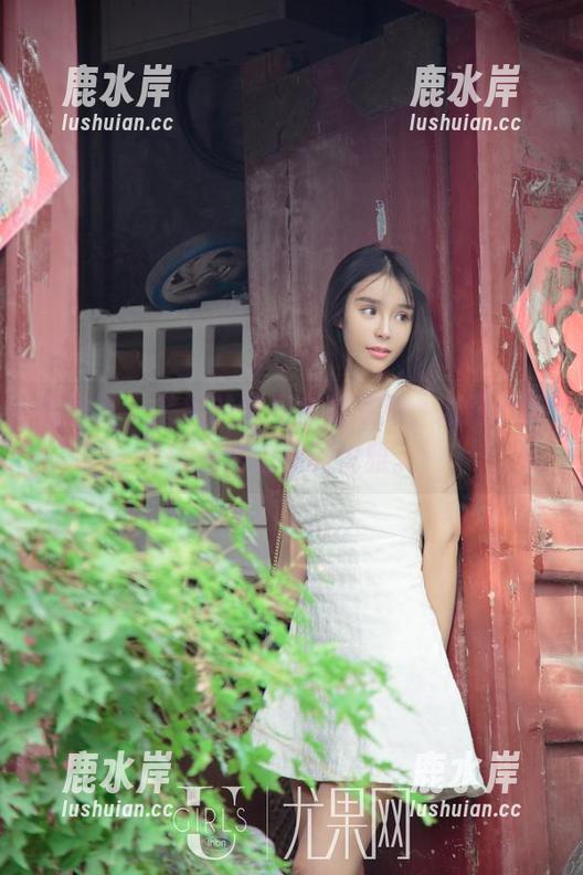 尤果网 - 笑笑的御姐全套写真，流露出那种无法忽视的优雅。