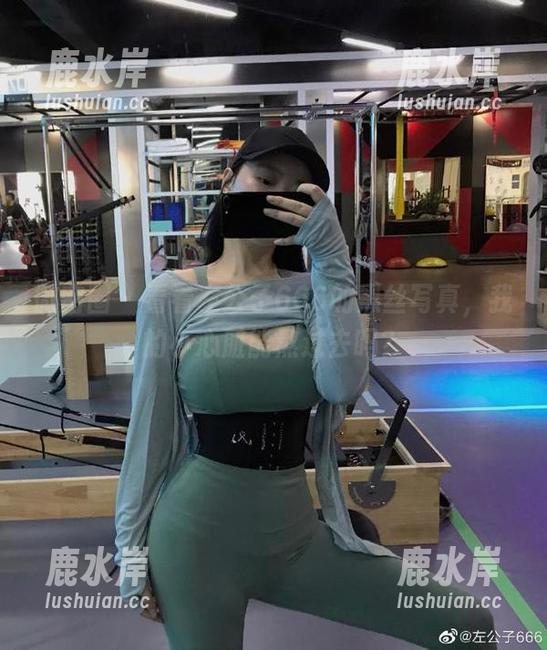 微密圈 - 看看左公子666的黑丝写真，我的小心脏能熬过去吗？