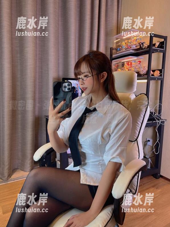 微密圈 - 张思允nice的白吊带袜，完全是全套的“反叛”风。