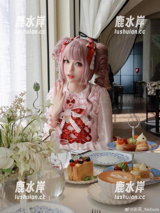 彩芸_Nebula美得像个女王，照片里她甚至能把蔬菜都诱惑成水果了！