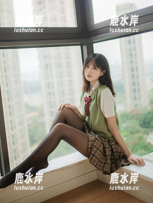 念雪ww的新全套图集，红玫瑰版，看到都想给她拍一张捧花的呀～