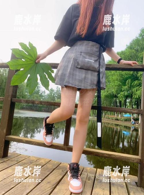 微密圈 - 别眨眼！提袜少女的福利图包：夏天的每一缕微风都在这里撒欢。