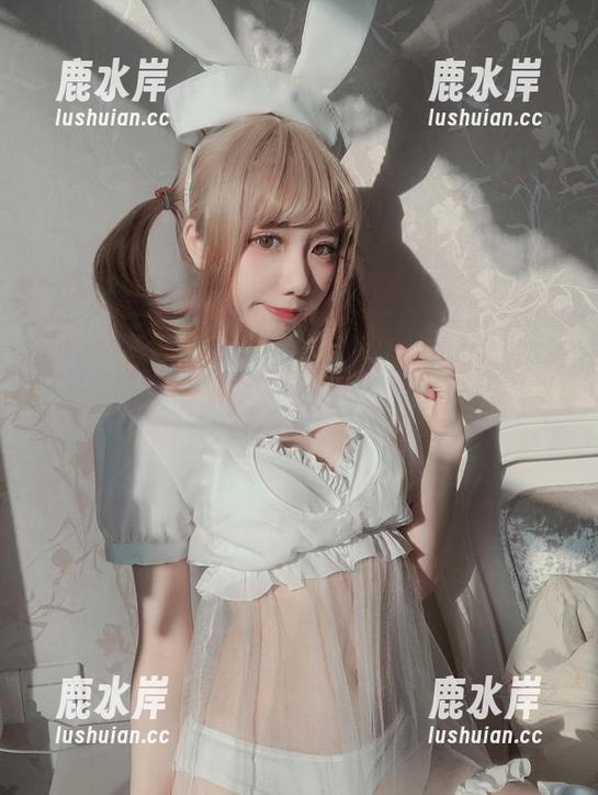 摆脱严肃：果咩酱的泳池分享，满是欢乐的波浪