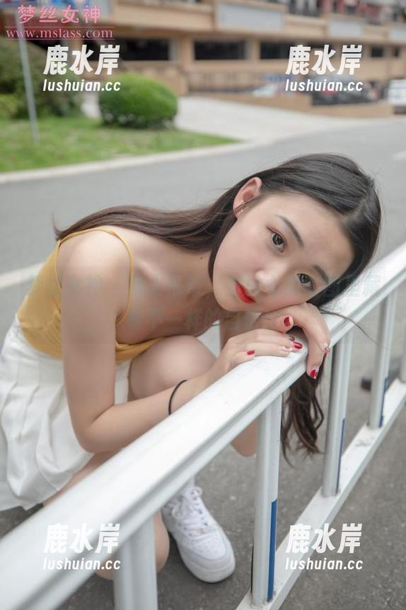 梦丝女神 - 穿上吊带，莹仙女的套图里藏着不一样的自信！