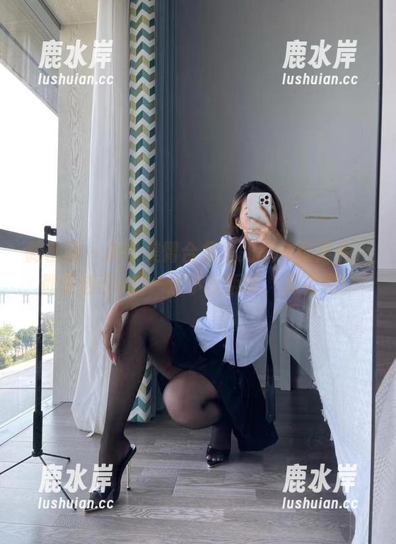 微密圈 - 皮带美臀合集里的每一张照片，都是洁己u的一次小反叛啊，真有趣！