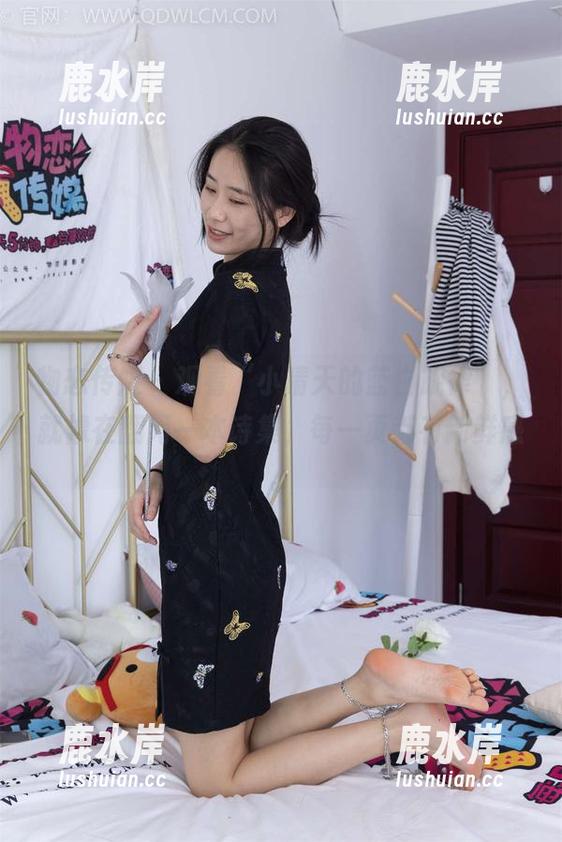 物恋传媒 - 观看“小晴天的蓝白旋律”，就像在翻阅一本诗集，每一页都有新鲜感。