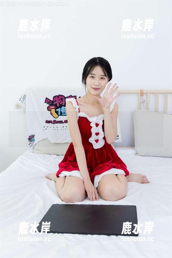 物恋传媒 - 小小福利，岚岚在“简洁的浪漫”里晃晃悠悠，打扮得像个邻家姐姐。