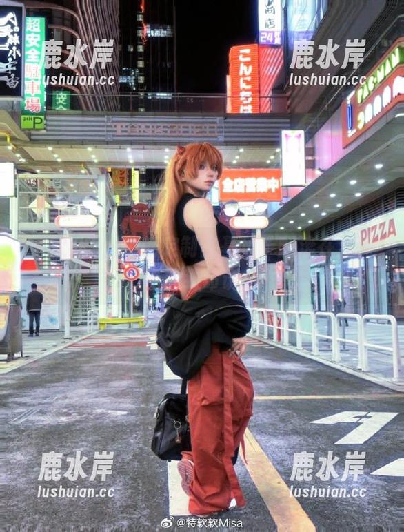 特软儿Sona 特软儿Sona的定制比基尼,翻滚在沙滩上的致命诱惑