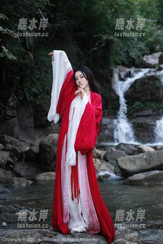 秀人网 - 纯白不止是颜色，还是态度！Vetiver嘉宝贝儿无圣光写真，完全不需要打光的自信！