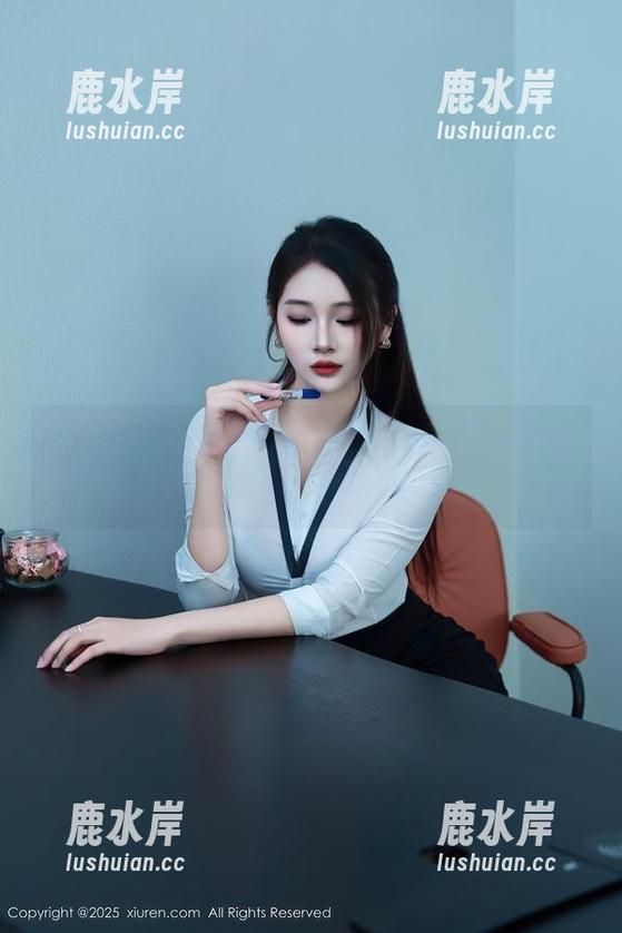 秀人网 - 无法抗拒的小乔babyb灰丝写真，照片每次翻出来都激起一点小火苗。