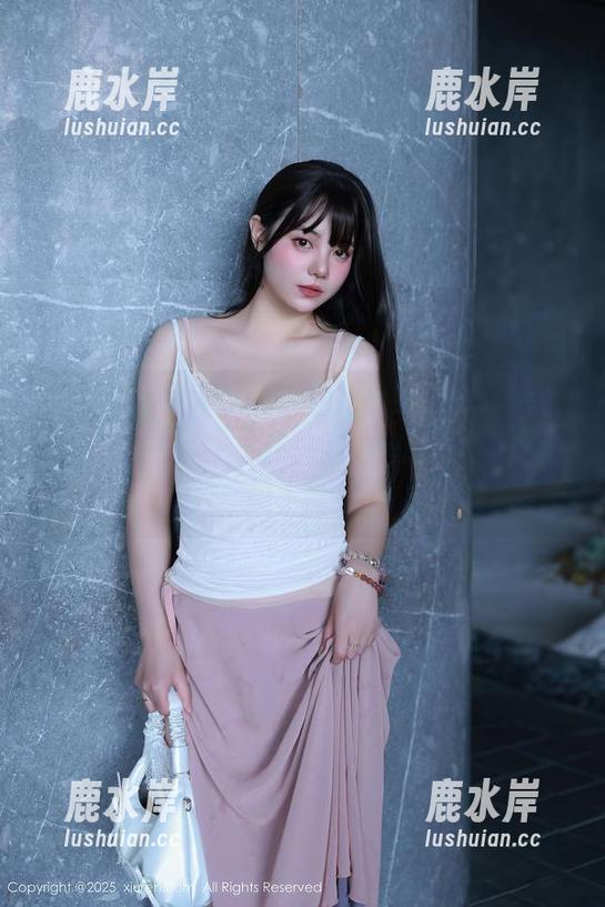 秀人网 - 更新之际，柚柚小奶瓶的泳装合集送上——每一张照都让我想问：“这是在展示啥？”
