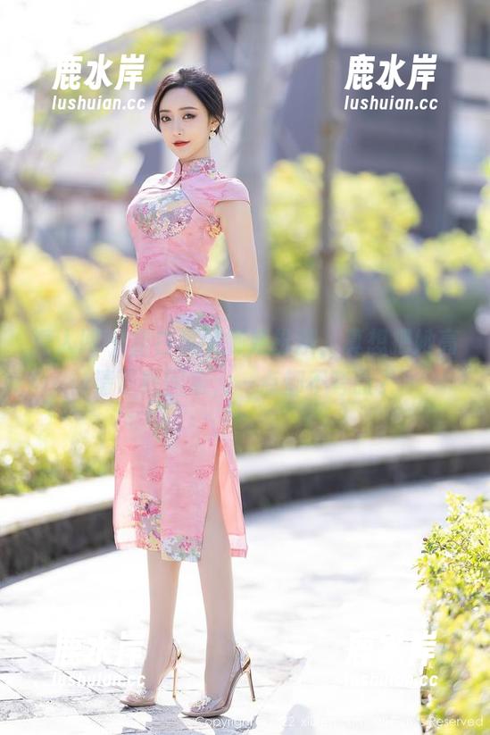 秀人网 - 甜白酱的御姐扮演，真想把她高清下载回家，一点都不夸张？