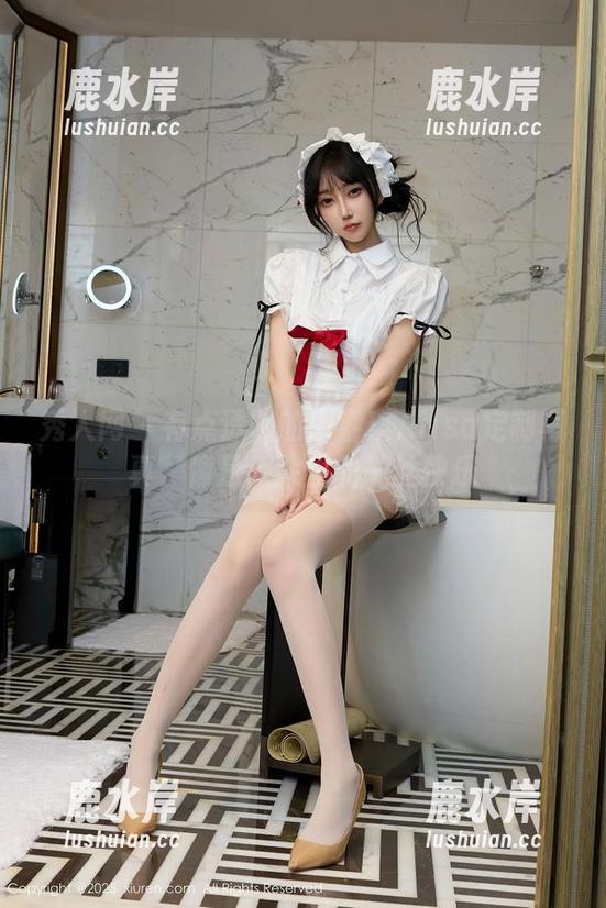 秀人网 - 有点透明的谭睿琪Ailsa定制写真，像是云朵里的一丝快乐