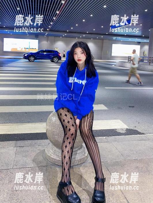 微密圈 - 这里有粉色的猪陈佩奇的高清图册，摆拍姿势千奇百怪，保证让你乐呵呵～
