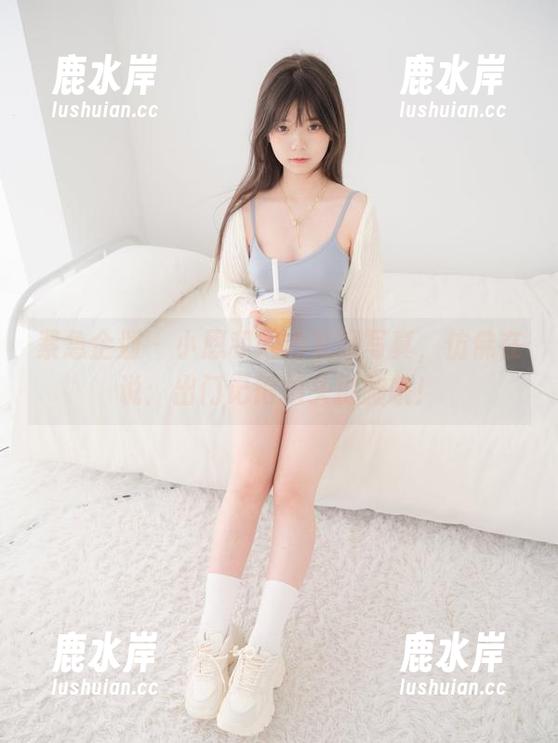 紧急企划 - 小恩和她的礼服写真，仿佛在说：出门记得抬头挺胸哦！