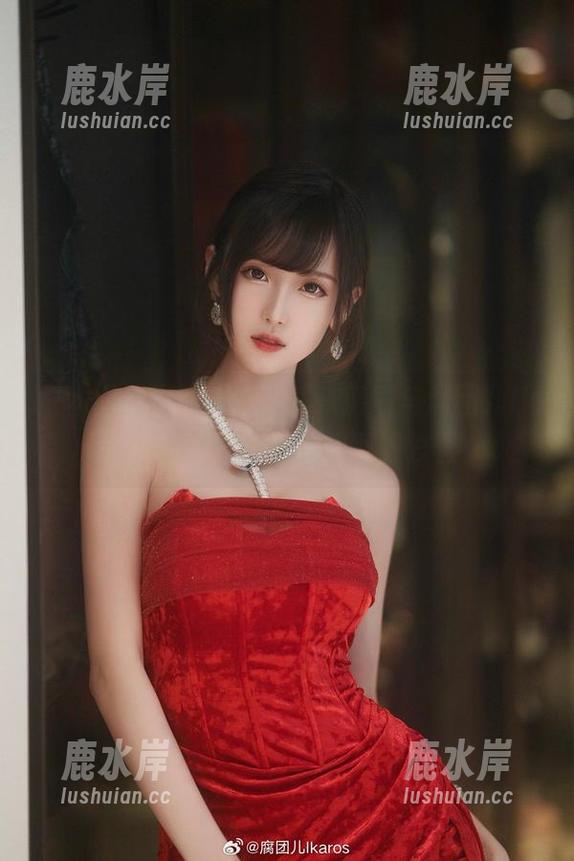 一本图册里的肆意，艾米莉娅与腐团儿Ikaros的较量，看得我双眼发直。