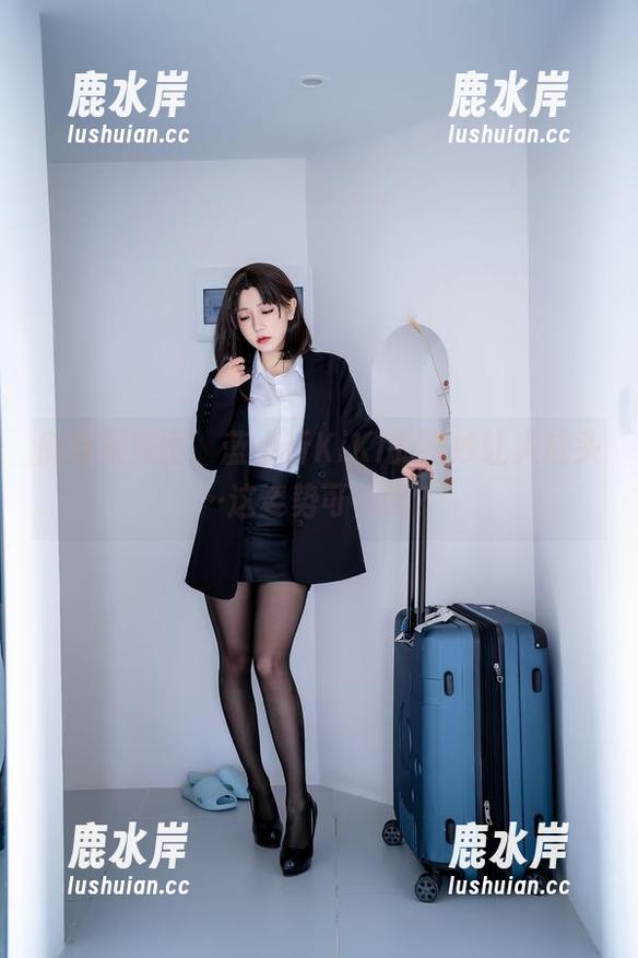 倒是很美图，蓝小沂KiKi的婚纱让人挠头…这姿势可行吗？