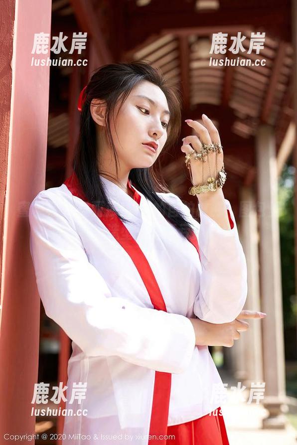 蜜桃社 - 爱丽莎Lisa的自拍时刻：图包里的自我拗造型开启无亏损剧场！