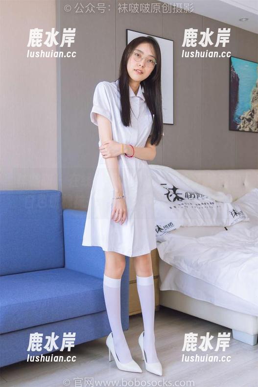 袜啵啵 - 在线，探讨果冻与她令人捧腹的白色脏棉袜搭配，随性中藏着小心思。