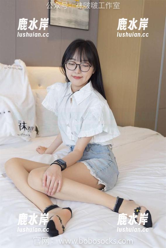 袜啵啵 - 瑶瑶的高清美足图册：这些足迹默默无闻，却异常耀眼哦！