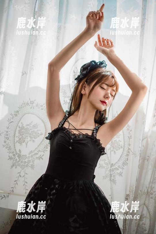 陆卿卿kyokyo的新冒险：最新修女套图打卡！