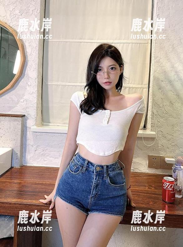 微密圈 - 陈妮妮UNI的白衬衫，墙上挂久了也不觉得腻！