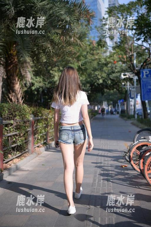 魔镜街拍 - 楼楼穿着白色连衣裙，图片里藏着什么呢？