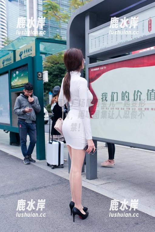魔镜街拍 - 在商业广场随萌宝儿一起变形的包臀裙和哈哈镜，趣味图集让人忍俊不禁！